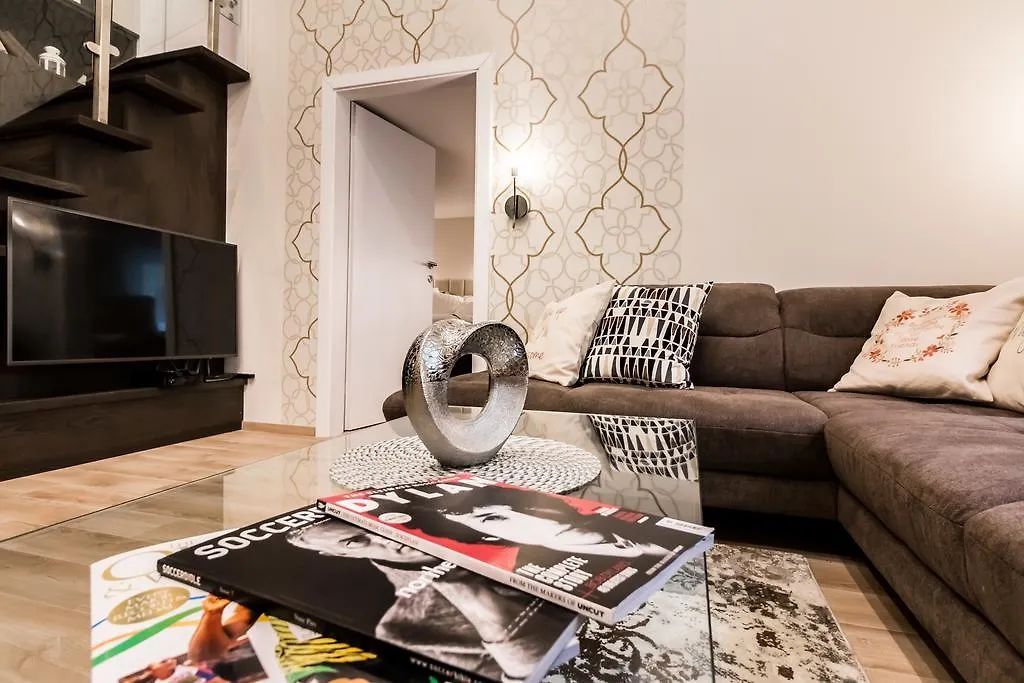 Dr. House Apartment ile iletişim